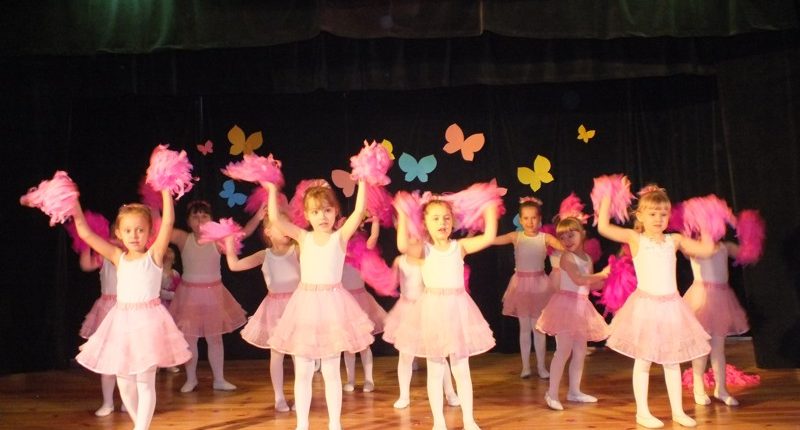 "Powiew wiosny" przegląd tańczących przedszkolaków