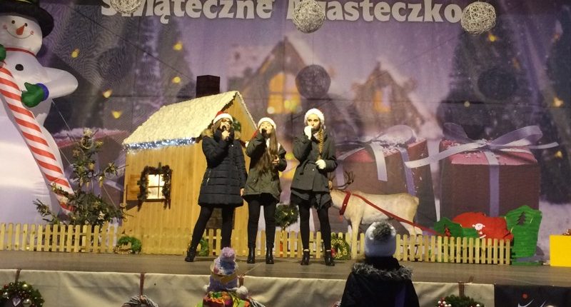 Występ wokalistek podczas świątecznego miasteczka